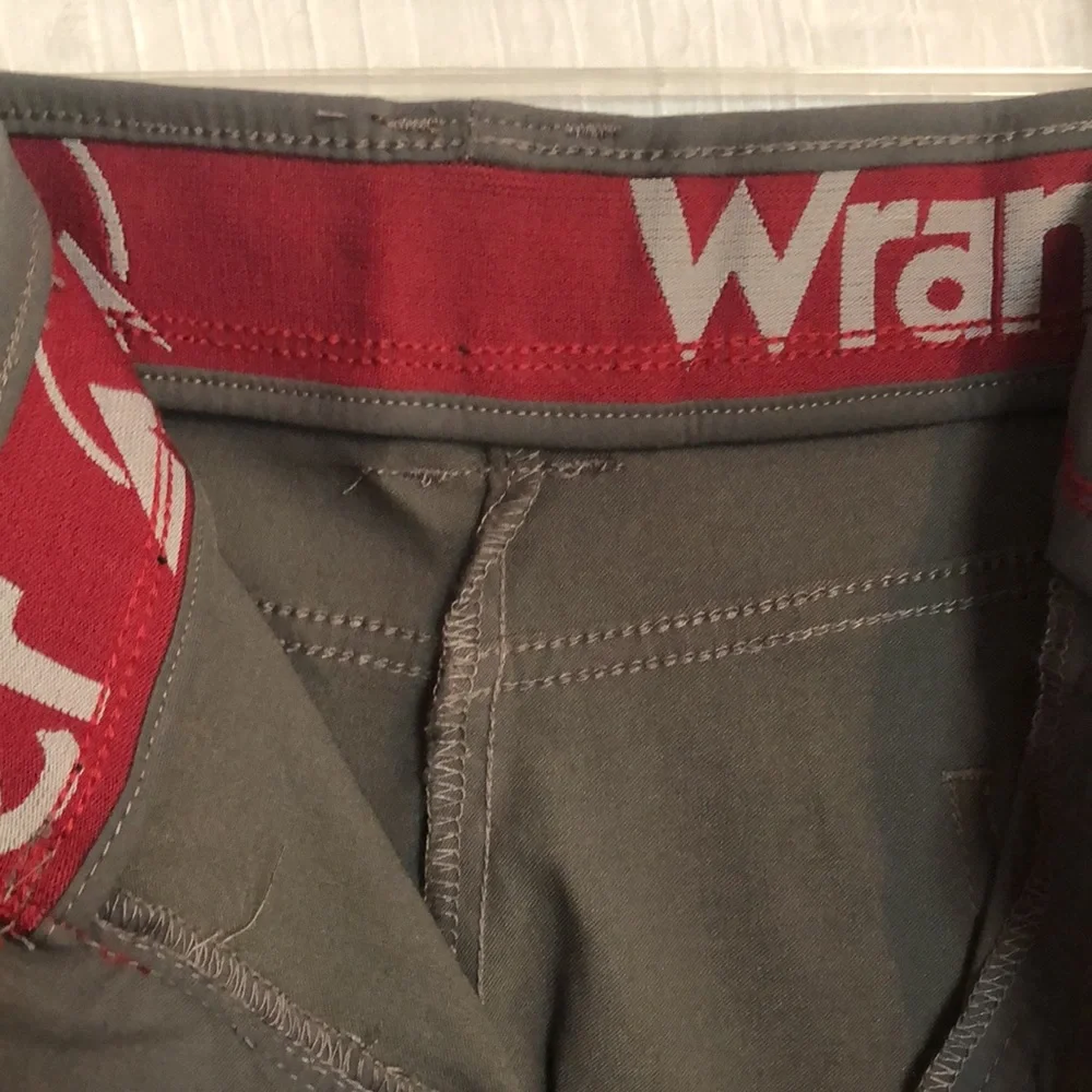 WRANGLER men Sz 40 X 30 gray cargo khaki straight leg pants elastic wais…